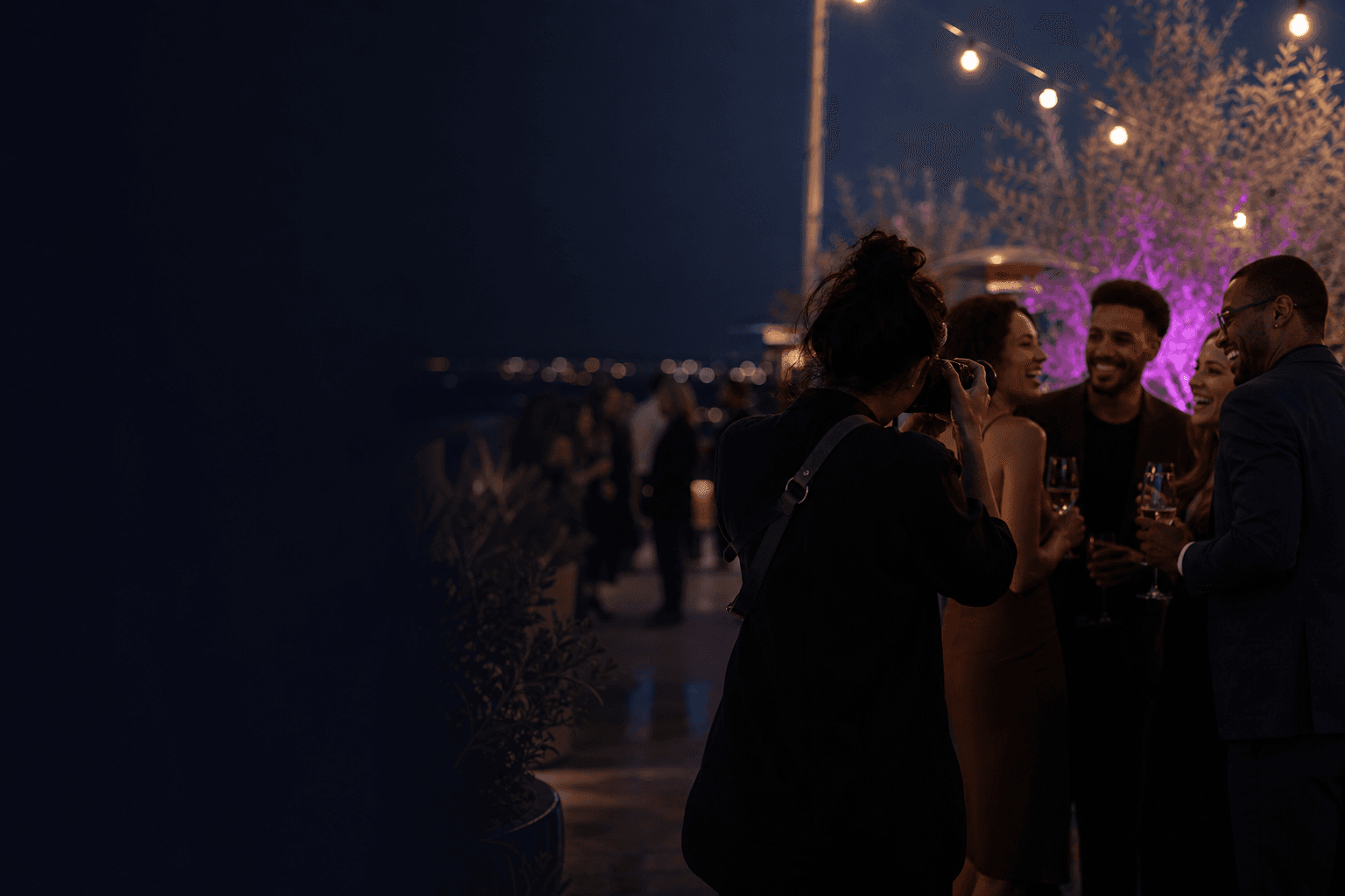 Fotógrafa registrando momentos em um evento